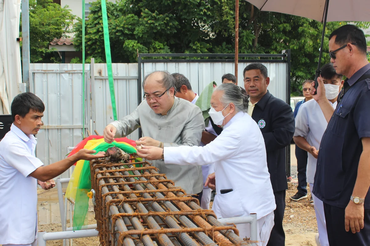 พิธียกเสาเอกอาคารคลังสินค้าและศูนย์จ่ายกลาง